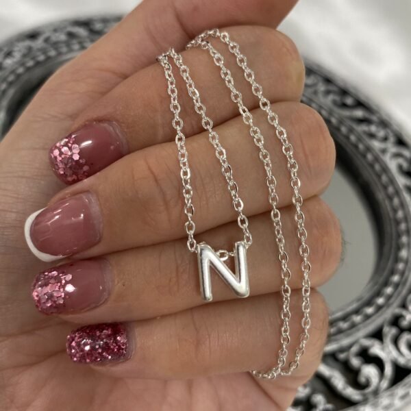a conjunto cadena con dije inicial N con cadena acero blanco de regalo